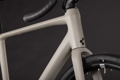 Detail eines Fahrradrahmens mit Cube-Logo und Gabel. Detail eines Fahrradrahmens mit Cube-Logo und Gabel.