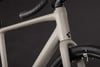 Detail eines Fahrradrahmens mit Cube-Logo und Gabel.