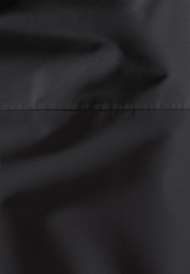 Schwarzer Stoff mit feinem Muster und Falten, wirkt elegant. Schwarzer Stoff mit feinem Muster und Falten, wirkt elegant.