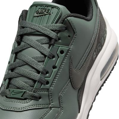 Nahaufnahme eines dunkelgrünen Nike Air Max Herrenschuhs mit Schnürsenkeln.