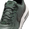 Nahaufnahme eines dunkelgrünen Nike Air Max Herrenschuhs mit Schnürsenkeln.