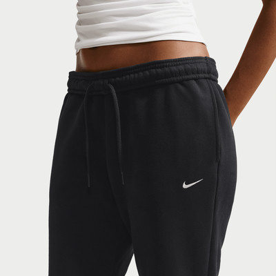 Detail einer schwarzen Nike Jogginghose für Damen mit weißem Logo und Kordelzug.