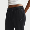 Detail einer schwarzen Nike Jogginghose für Damen mit weißem Logo und Kordelzug.