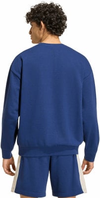 Mann in blauer Sweatshirt und Shorts mit seitlichen Streifen.