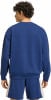 Mann in blauer Sweatshirt und Shorts mit seitlichen Streifen.