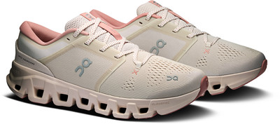 Beige Laufschuhe mit rosa Akzenten und weißer Sohle.
