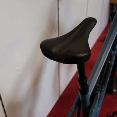 Eine schwarze Fahrradsattelstütze mit kleiner Oberflächenbeschädigung. Eine schwarze Fahrradsattelstütze mit kleiner Oberflächenbeschädigung.