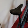 Eine schwarze Fahrradsattelstütze mit kleiner Oberflächenbeschädigung.