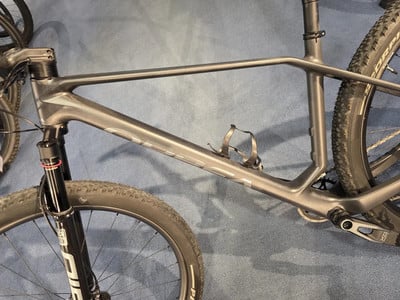 Grauer Mountainbike-Rahmen mit Dämpfern und Kette. Grauer Mountainbike-Rahmen mit Dämpfern und Kette.