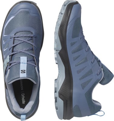 Blaue Salomon Wanderschuhe mit Schnürsenkeln und S-Logo auf der Zunge. Blaue Salomon Wanderschuhe mit Schnürsenkeln und S-Logo auf der Zunge.