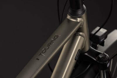 Detail eines E-Bike-Rahmens mit der Aufschrift TOURING und Größe S.
