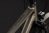 Detail eines E-Bike-Rahmens mit der Aufschrift TOURING und Größe S.