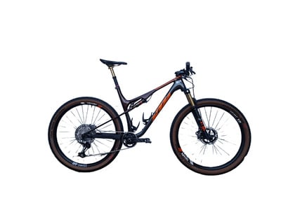 Ein KTM Mountainbike mit Federung und braunen Reifen auf weißem Hintergrund. Ein KTM Mountainbike mit Federung und braunen Reifen auf weißem Hintergrund.