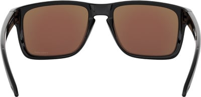 Schwarze Sonnenbrille mit braunen Gläsern und Oakley-Logo auf dem linken Glas. Schwarze Sonnenbrille mit braunen Gläsern und Oakley-Logo auf dem linken Glas.