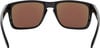 Schwarze Sonnenbrille mit braunen Gläsern und Oakley-Logo auf dem linken Glas.