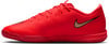 Červená futbalová obuv Nike s logom na boku.
