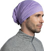 Ein Mann in einer lila Mütze und einem grauen Pullover mit kurzem Reißverschluss.