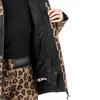 Das Model trägt eine Jacke mit Leopardenmuster und schwarzem Futter.
