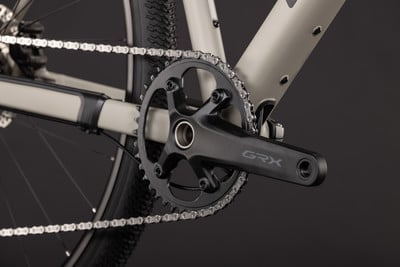 Detail des GRX Kettenblatts und der Kette am Fahrrad. Detail des GRX Kettenblatts und der Kette am Fahrrad.