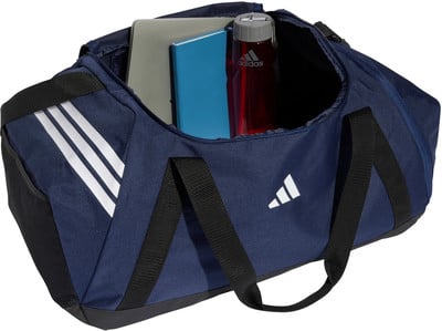 Dunkelblaue Adidas-Tasche mit weißen Streifen und Logo, innen eine Flasche. Dunkelblaue Adidas-Tasche mit weißen Streifen und Logo, innen eine Flasche.