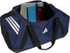 Dunkelblaue Adidas-Tasche mit weißen Streifen und Logo, innen eine Flasche.