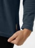 Detail eines Fleece-Bekleidungsstücks mit Polartec-Logo, das von einem Mann getragen wird.