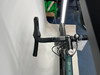 Detail einer Fahrradlenkers mit Lenkerband und Klingel.