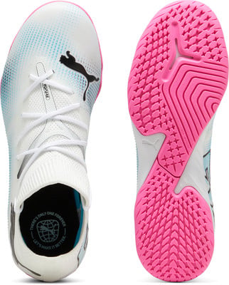 Weiße Puma Fußballschuhe für Herren mit pinker Sohle.
