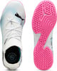 Weiße Puma Fußballschuhe für Herren mit pinker Sohle.