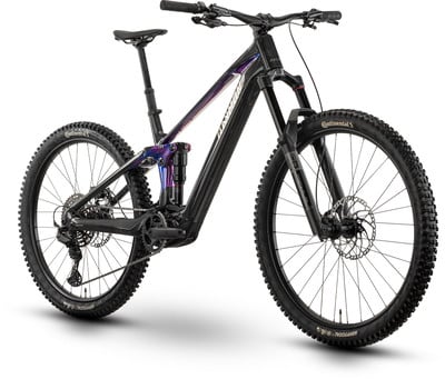 Ein vollgefedertes Mountainbike mit einem farbenfrohen Rahmen im galaktischen Stil. Ein vollgefedertes Mountainbike mit einem farbenfrohen Rahmen im galaktischen Stil.