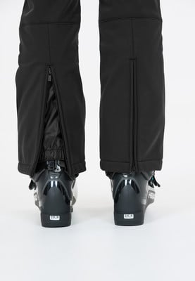 Detail einer Skihose mit geöffnetem Reißverschluss und Skischuhen. Detail einer Skihose mit geöffnetem Reißverschluss und Skischuhen.