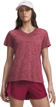 Frau in weißer Kappe und rotem Kurzarmshirt mit Shorts.