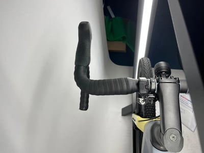 Detail eines Gravelbike-Lenkers mit Lenkerband und Frontlicht. Detail eines Gravelbike-Lenkers mit Lenkerband und Frontlicht.