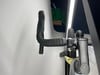 Detail eines Gravelbike-Lenkers mit Lenkerband und Frontlicht.