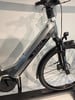Silbernes E-Bike X-FACT E-TREKKING 3.0 mit schwarzer Gabel und Schutzblech.