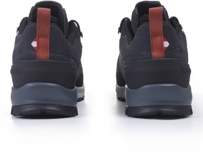 Rückansicht eines Paares schwarzer, niedriger Wanderschuhe mit roter Schlaufe.