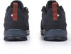 Rückansicht eines Paares schwarzer, niedriger Wanderschuhe mit roter Schlaufe.