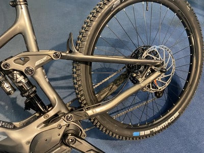 Detail des Hinterteils eines E-Mountainbikes mit Dämpfer und Bremsscheibe. Detail des Hinterteils eines E-Mountainbikes mit Dämpfer und Bremsscheibe.