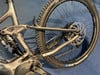 Detail des Hinterteils eines E-Mountainbikes mit Dämpfer und Bremsscheibe.