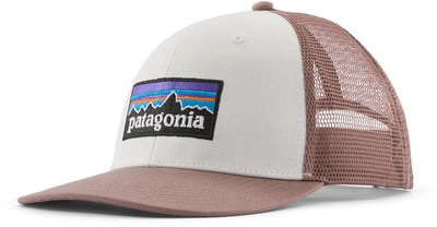 Eine cremefarbene Kappe mit Patagonia-Logo und Mesh-Rückseite. Eine cremefarbene Kappe mit Patagonia-Logo und Mesh-Rückseite.