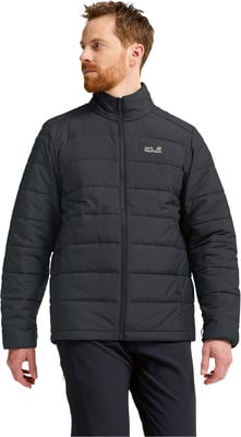 Ein Mann in einer dunklen Jack Wolfskin Daunenjacke mit Logo auf der Brust. Ein Mann in einer dunklen Jack Wolfskin Daunenjacke mit Logo auf der Brust.