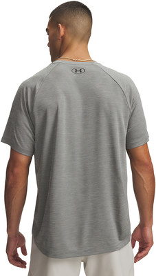 Mann von hinten in einem grauen T-Shirt mit Under Armour Logo auf dem Rücken. Mann von hinten in einem grauen T-Shirt mit Under Armour Logo auf dem Rücken.