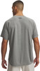 Mann von hinten in einem grauen T-Shirt mit Under Armour Logo auf dem Rücken.