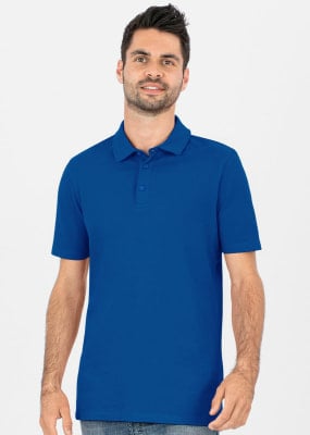 Ein Mann in einem blauen Poloshirt mit kurzen Ärmeln und Kragen. Ein Mann in einem blauen Poloshirt mit kurzen Ärmeln und Kragen.