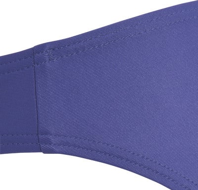 Detail einer genähten Naht auf violettem Stoff, wahrscheinlich ein Kleidungsstück. Detail einer genähten Naht auf violettem Stoff, wahrscheinlich ein Kleidungsstück.