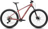 Ein rotes Cube Mountainbike mit Federgabel und Scheibenbremsen.