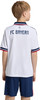 Junge von hinten in weißem Fußballtrikot mit FC Bayern Schriftzug.