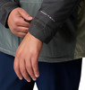 Ein Mann schließt den Ärmel einer Jacke mit Klettverschluss, auf dem Ärmel steht OMNI-TECH.