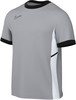 Graues Nike-Trikot mit schwarzem Kragen und Logo, seitliche Mesh-Einsätze.