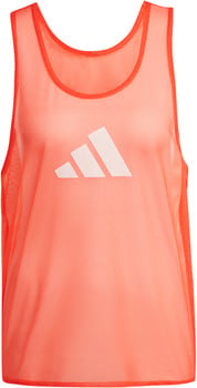 Oranžová sieťovaná vesta Adidas s logom na hrudi.